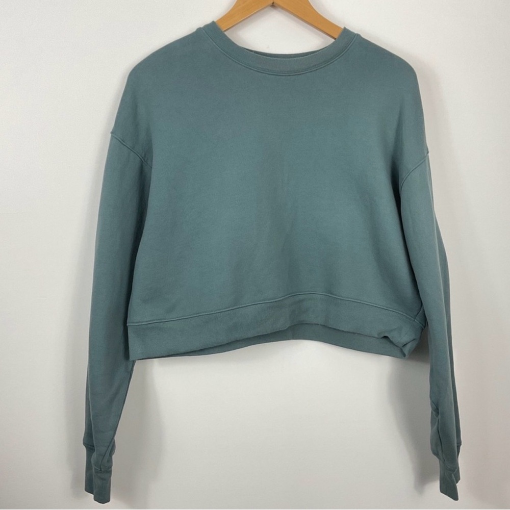 Girlfriend Collective slate blue cropped sweatshirt with sporty fit. Size medium
